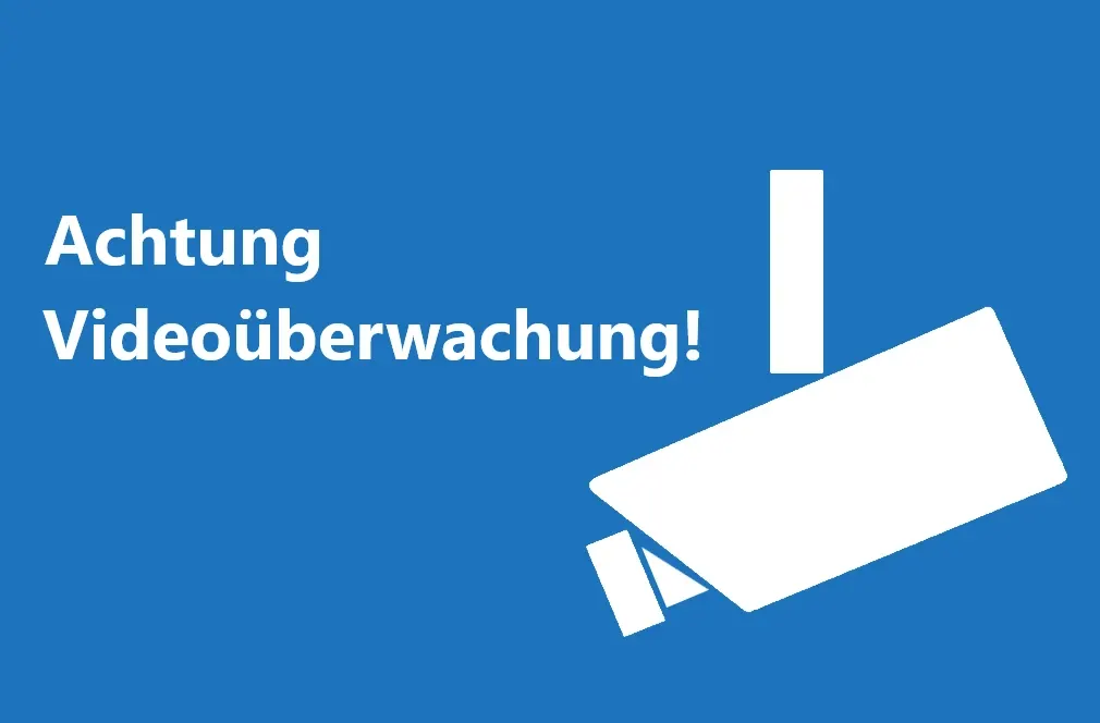 Blaues Hinweisschild mit stilisierter Kamera und der Warnung Achtung Videoüberwachung