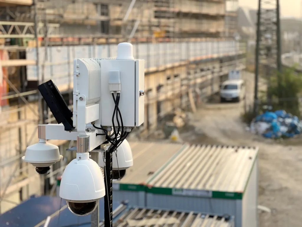 Gemieteter Videoturm einer Baustellenueberwachung auf einer Baustelle